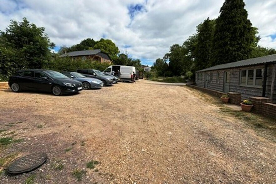 Willis Ln, Four Marks to rent - Building Photo - Image 3 of 3