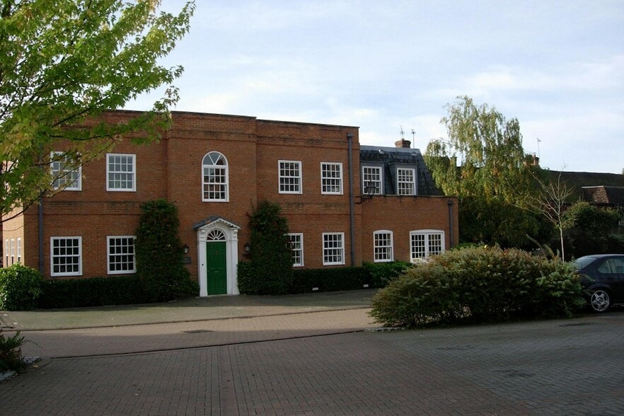 1 Waverley Ln, Farnham to rent - Building Photo - Image 3 of 4