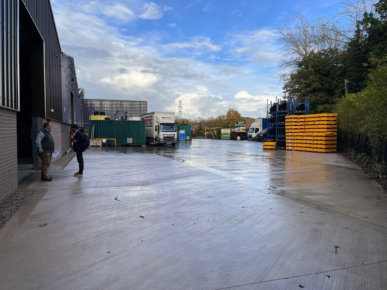 87 Moss Side Industrial Estate, Leyland to rent - Building Photo - Image 2 of 5