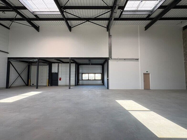 Light Industrial in Colombier-Saugnieu to rent - Building Photo - Image 2 of 8