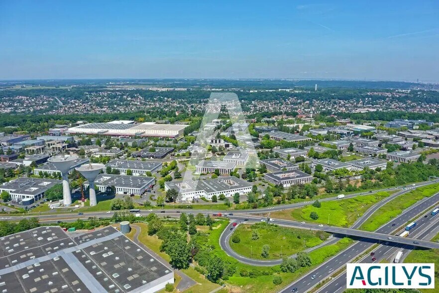 Light Industrial in to rent - Building Photo - Image 3 of 7