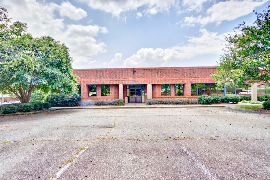 204 Palmetto Park Blvd, Lexington 29072 ±12,000 SF Office Building