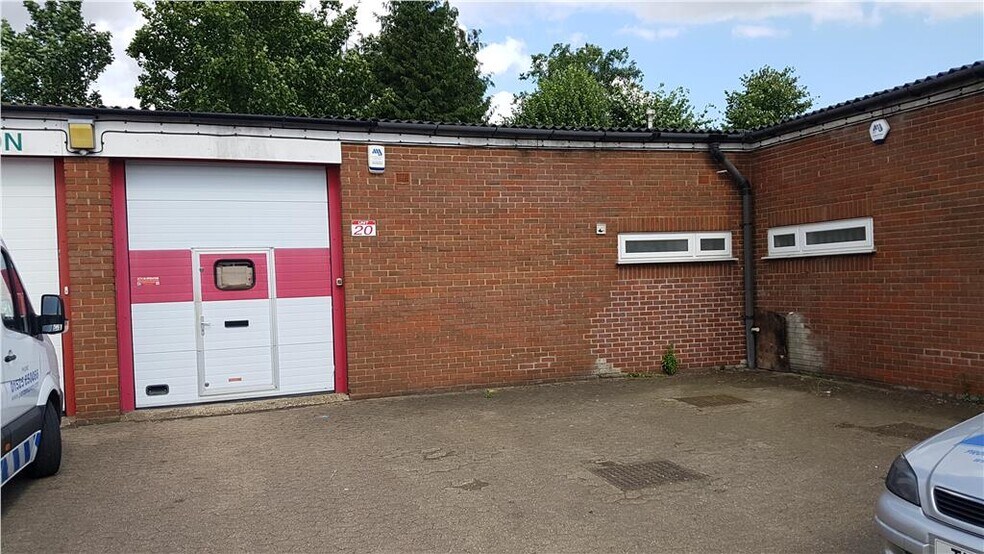 Westbury Clos, Dunstable to rent - Building Photo - Image 2 of 2