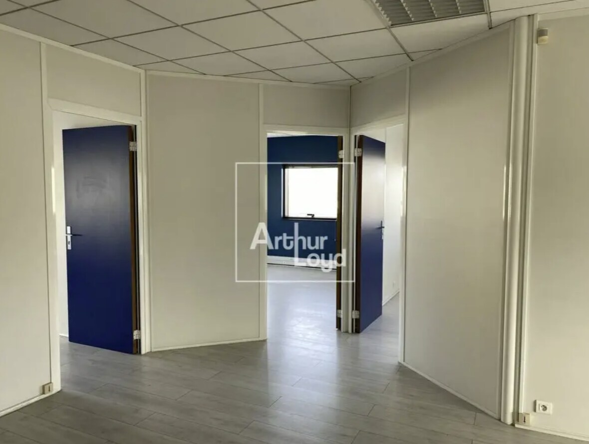 Office in Chilly-Mazarin to rent Interior Photo- Image 1 of 3