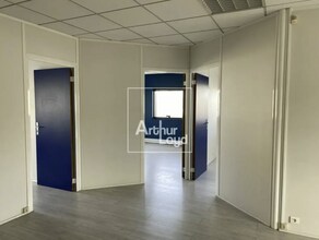 Office in Chilly-Mazarin to rent Interior Photo- Image 1 of 3