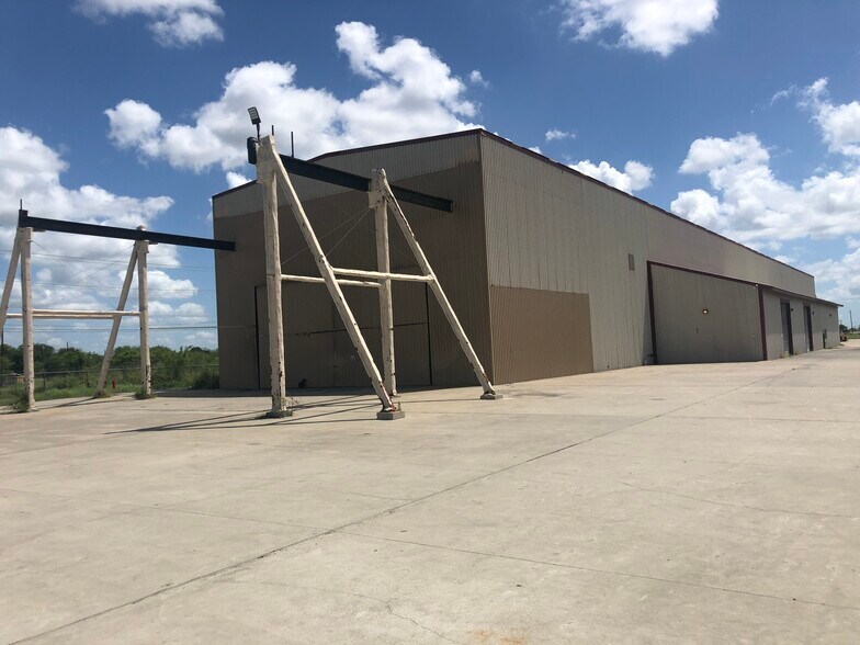 450 Industrial Blvd, Robstown, TX for rent - Building Photo - Image 2 of 4