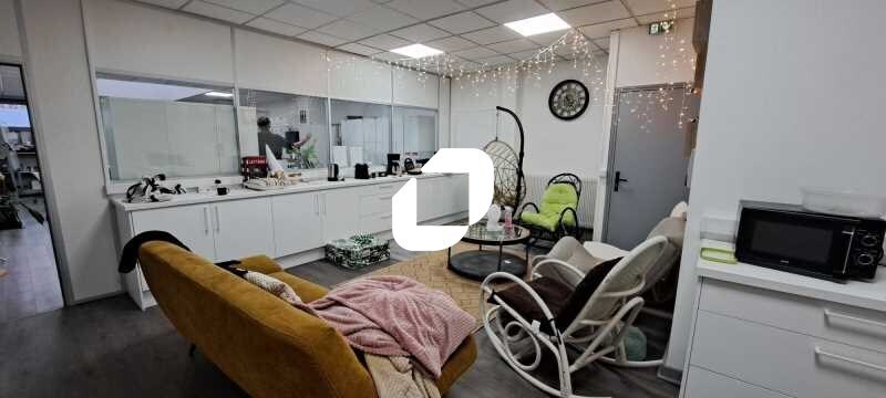 Office in Noisy-le-Sec to rent - Interior Photo - Image 2 of 7