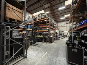 Light Industrial in SAINT-OUEN-L'AUMONE to rent Building Photo- Image 2 of 4