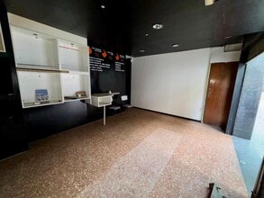 Retail in Montcada i Reixac, Barcelona to rent Interior Photo- Image 1 of 7