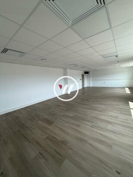 Light Industrial in Le Thillay to rent - Interior Photo - Image 3 of 5