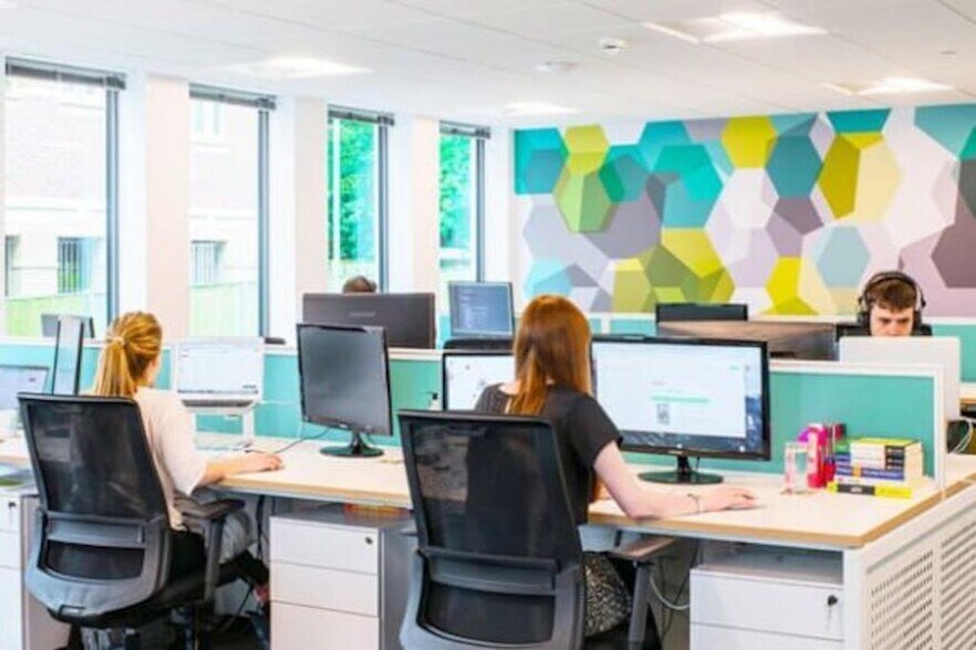 282 Farnborough Rd, Farnborough to rent - Building Photo - Image 2 of 4