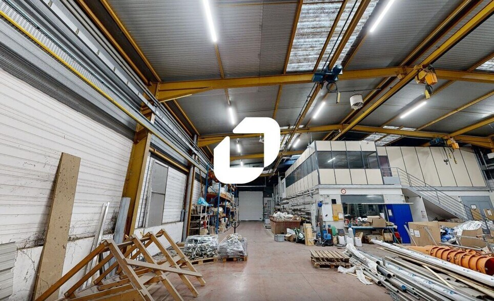 Light Industrial in Vénissieux to rent - Interior Photo - Image 2 of 13