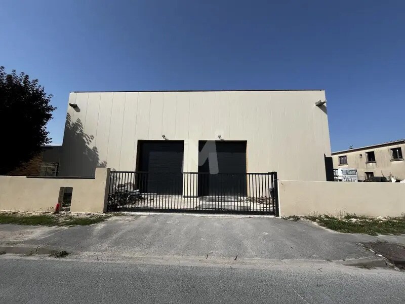 Light Industrial in Le Plessis-Pâté to rent Building Photo- Image 1 of 12