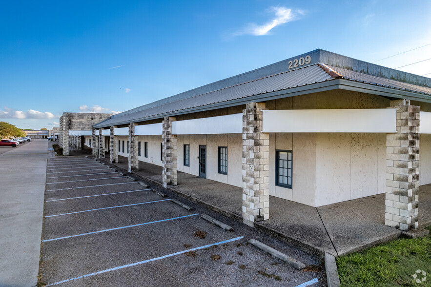 2209 N Padre Island Dr, Corpus Christi, TX for rent - Building Photo - Image 1 of 4