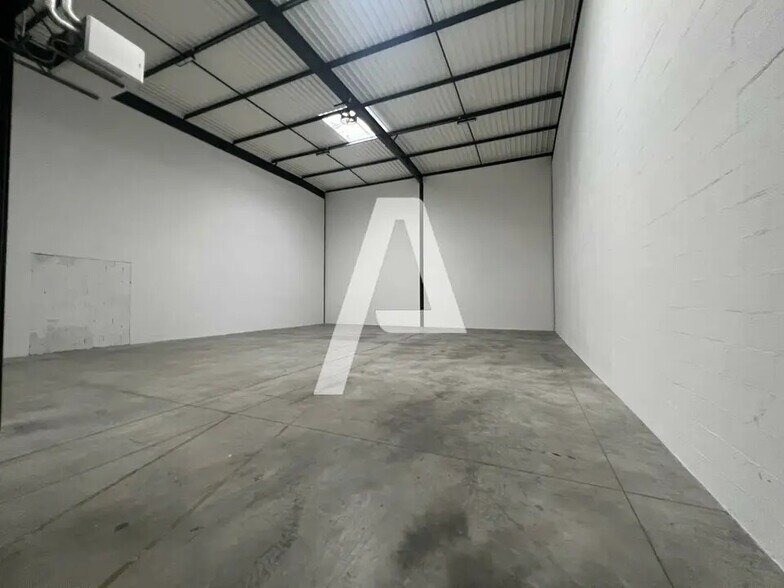 Light Industrial in Lieusaint to rent - Building Photo - Image 3 of 5