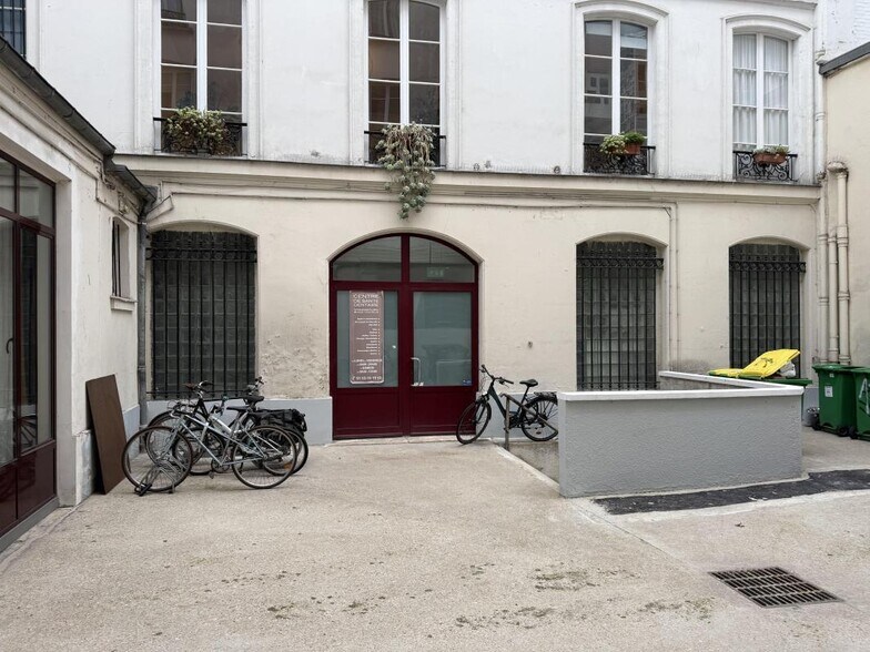 Office in Paris for sale - Building Photo - Image 1 of 16