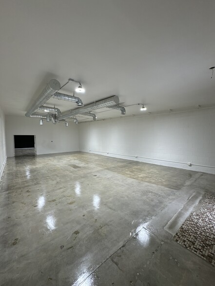 10432 Burbank Blvd, North Hollywood, CA for rent - Interior Photo - Image 3 of 9