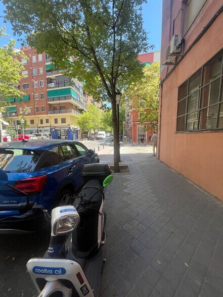 Retail in Madrid, Madrid to rent - Building Photo - Image 2 of 3