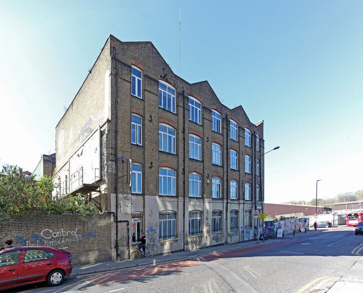 92 White Post Ln, London to rent - Building Photo - Image 2 of 2