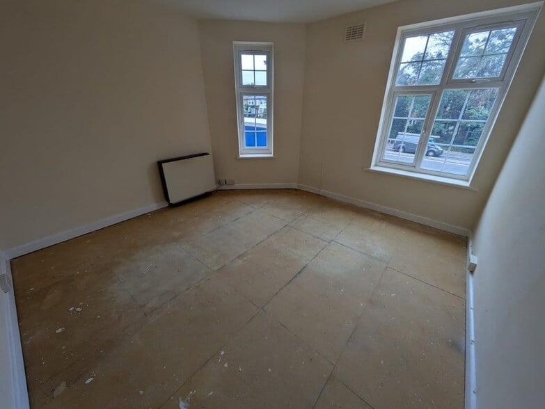 204-204A London Rd, Guildford to rent - Building Photo - Image 3 of 11