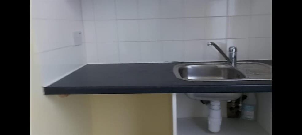 35 Malvern Rd, London to rent - Building Photo - Image 3 of 5