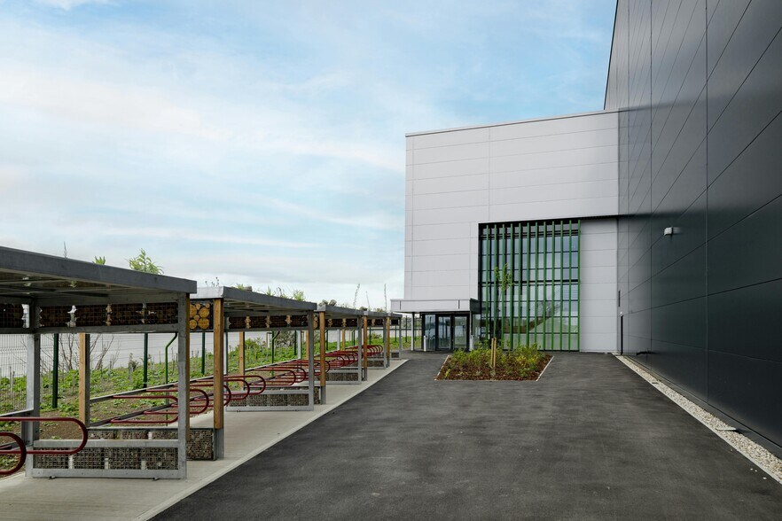 Coldharbour Ln, Rainham to rent - Building Photo - Image 3 of 13