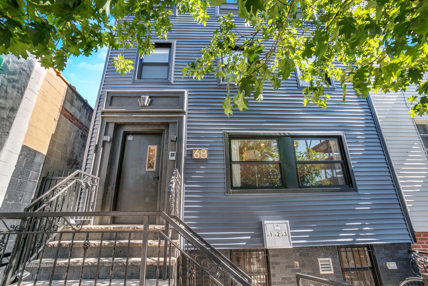 68 Eckford St, Brooklyn, NY for sale - Primary Photo - Image 1 of 24