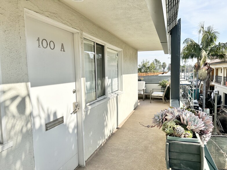 100 Barrington Walk, Los Angeles, CA for rent - Building Photo - Image 3 of 9