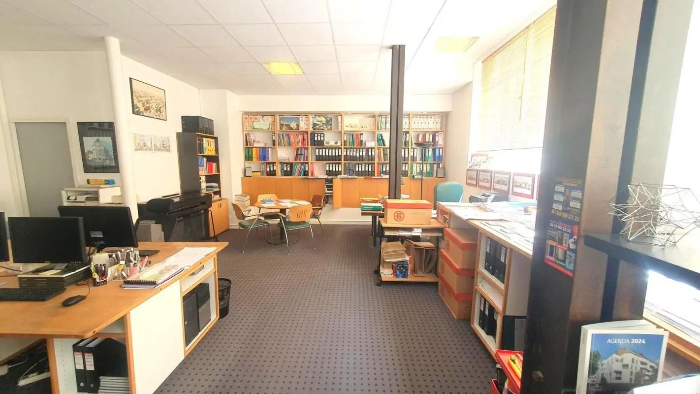 Office in Versailles to rent Interior Photo- Image 1 of 5