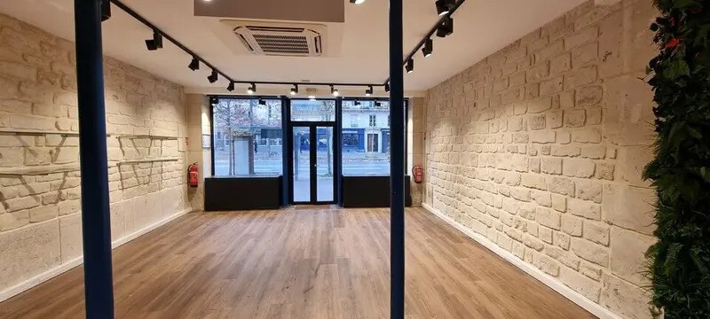 Retail in Paris to rent - Interior Photo - Image 1 of 4