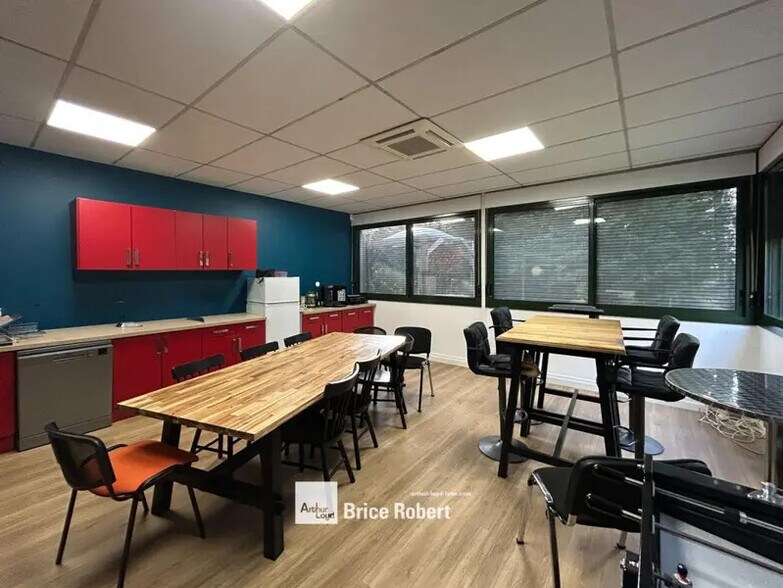 15 Rue Jean-Elysée Dupuy, Champagne-au-Mont-d'Or to rent - Interior Photo - Image 3 of 8