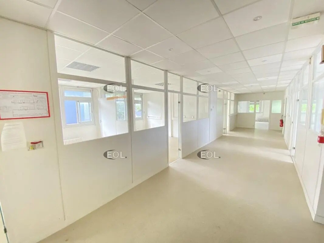 Office in Les Clayes-sous-Bois to rent Building Photo- Image 1 of 5