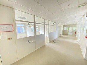 Office in Les Clayes-sous-Bois to rent Building Photo- Image 1 of 5