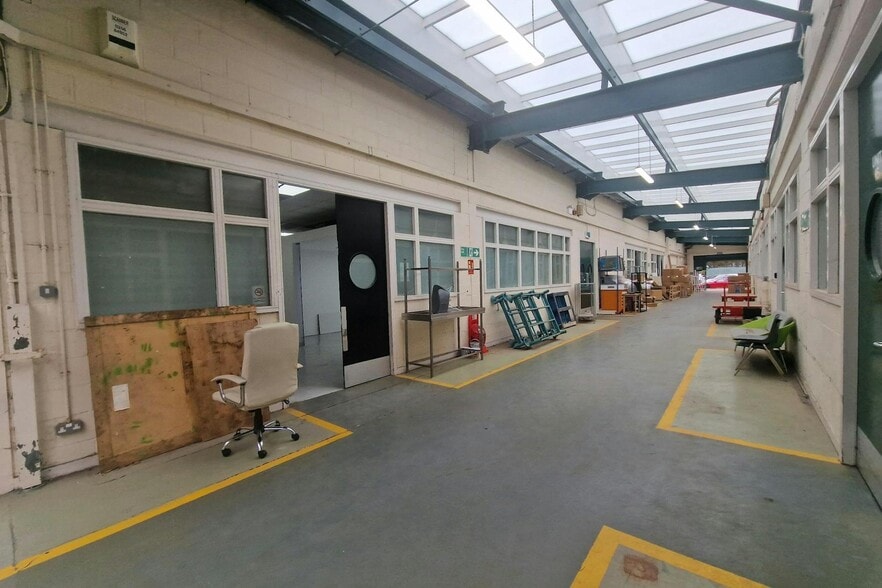 Wade Rd, Basingstoke to rent - Interior Photo - Image 3 of 4