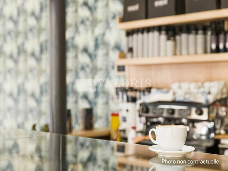 Retail in Lyon to rent - Building Photo - Image 1 of 4