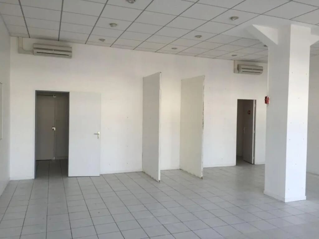 Location Bureaux 75 m² - Photo 1