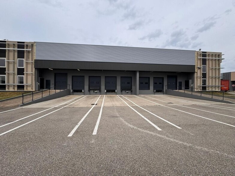 Light Industrial in Corbas to rent - Building Photo - Image 1 of 16