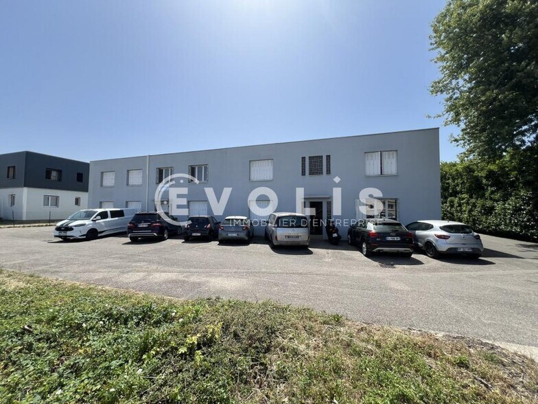 3 Rue Jean Macé, Saint-Symphorien-d'Ozon to rent - Building Photo - Image 2 of 23