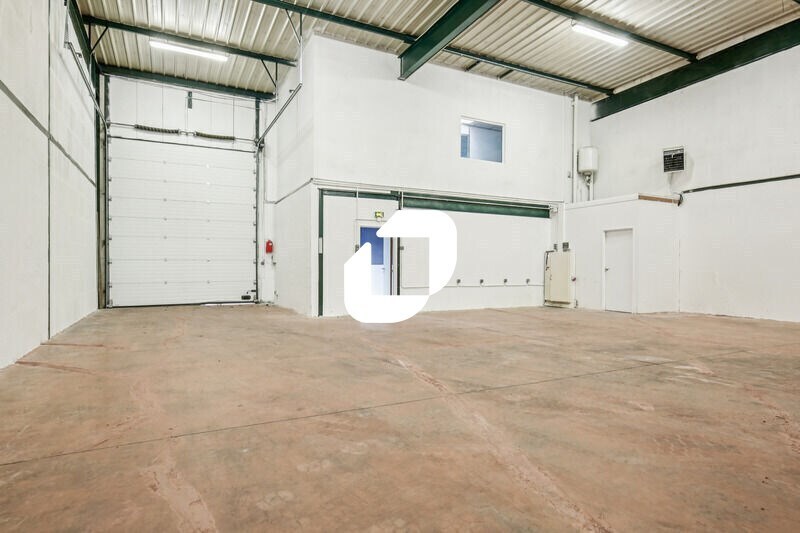 Light Industrial in Villepinte to rent - Interior Photo - Image 3 of 18
