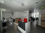 Bureau lumineux et moderne, idéal pour vos projets professionnels.