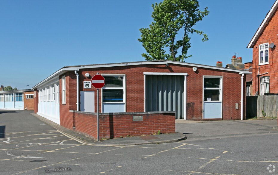 Kings Grove, Maidenhead for sale - Primary Photo - Image 1 of 1