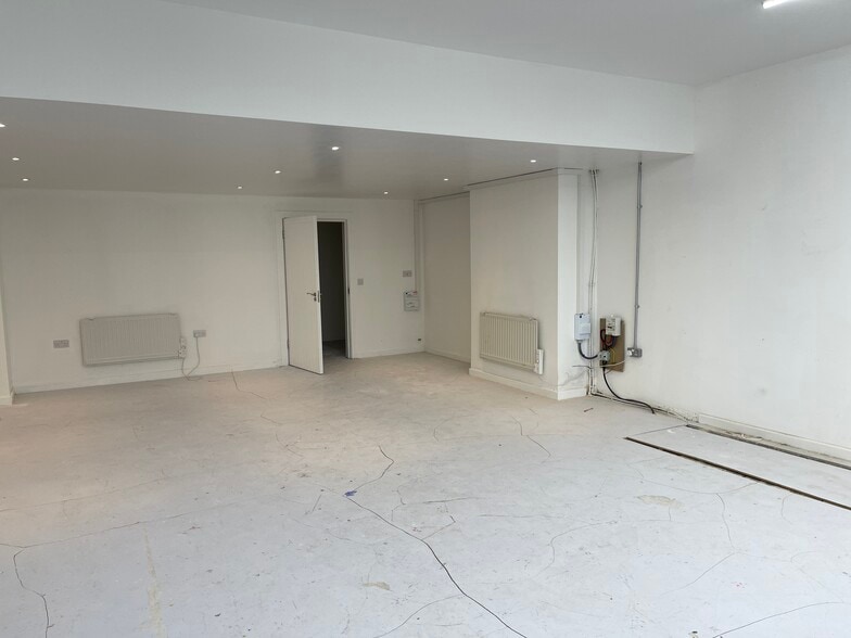 243 Ashley Rd, Poole to rent - Building Photo - Image 2 of 4