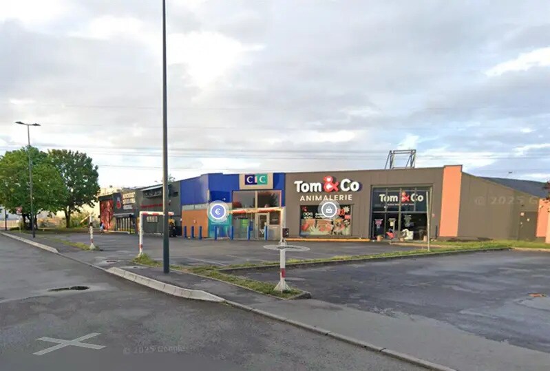 Retail in Pontault-Combault to rent Building Photo- Image 1 of 4