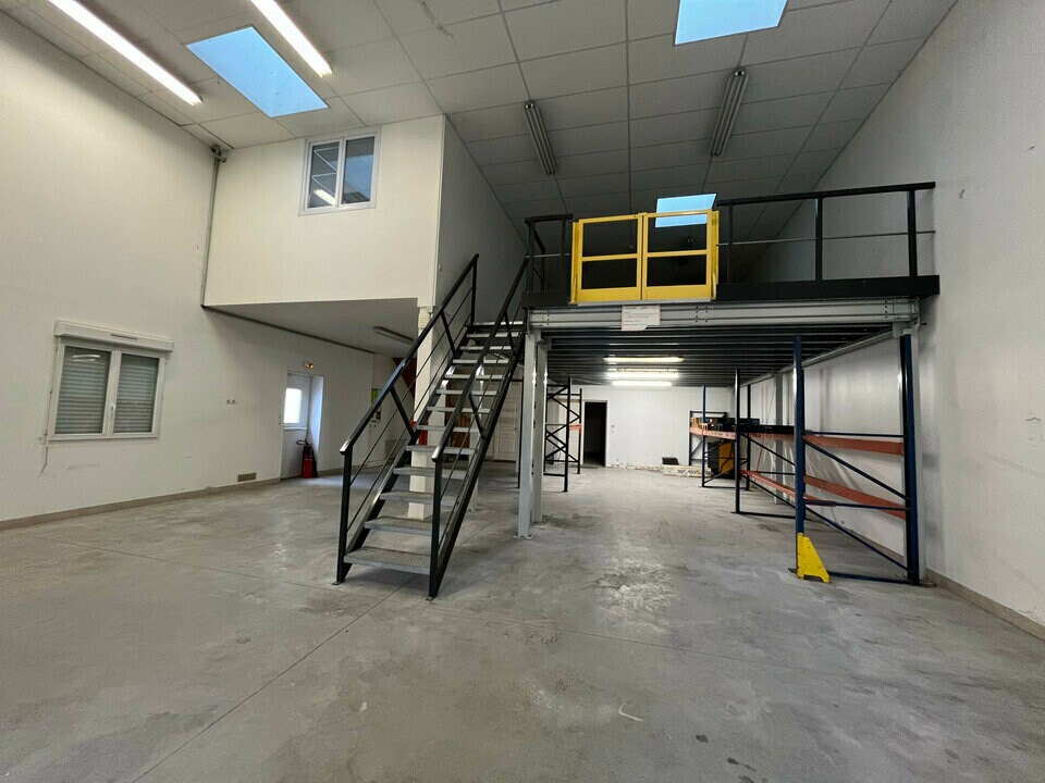 Light Industrial in Fontenay-Trésigny to rent Interior Photo- Image 1 of 9