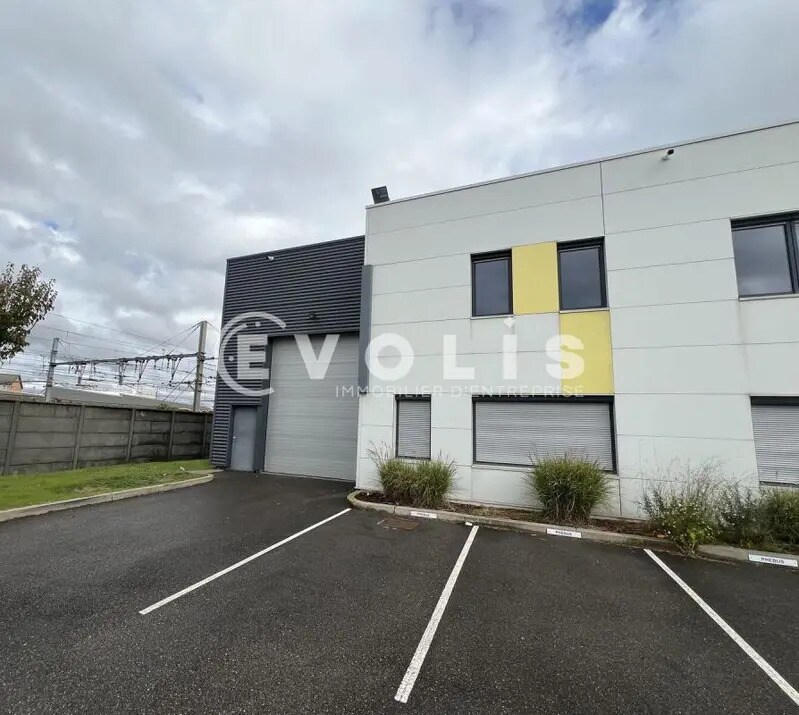 Light Industrial in Saint-Fons to rent Building Photo- Image 1 of 8
