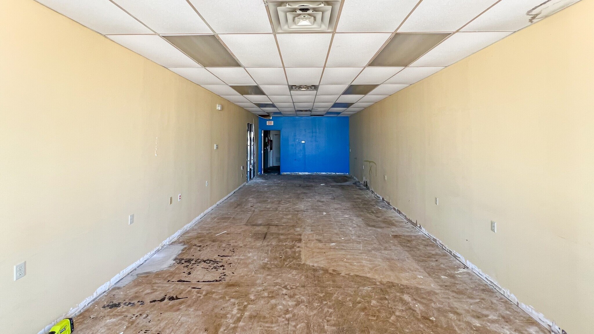 520-560 Plaza Dr, Fostoria, OH to rent Interior Photo- Image 1 of 2