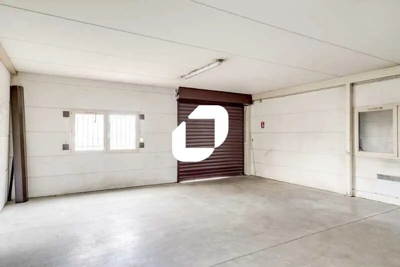 Light Industrial in Massy to rent - Interior Photo - Image 2 of 11