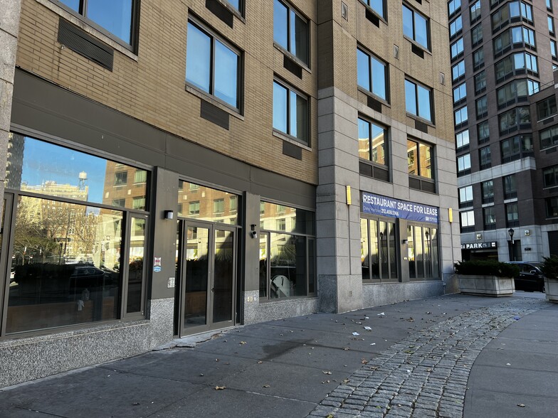 160 Riverside Blvd, New York, NY for sale - Building Photo - Image 1 of 1