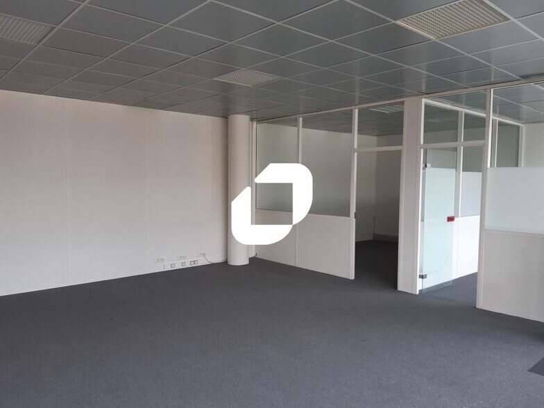 Light Industrial in Montreuil to rent - Interior Photo - Image 3 of 10