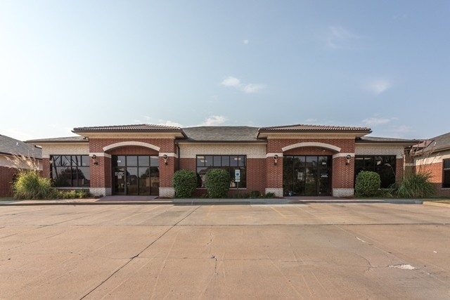 294-296 NE Tudor Rd, Lees Summit, MO for sale - Building Photo - Image 1 of 1